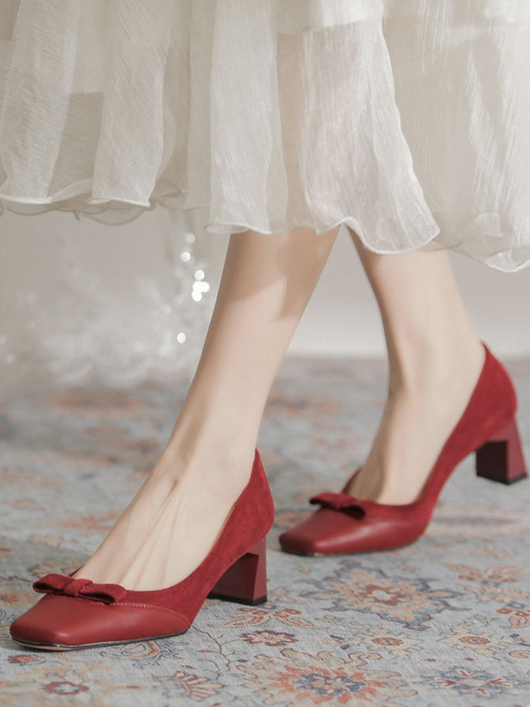 Burgunderrote Wildleder-Pumps mit Schleife und Blockabsatz