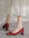 Burgunderrote Wildleder-Pumps mit Schleife und Blockabsatz