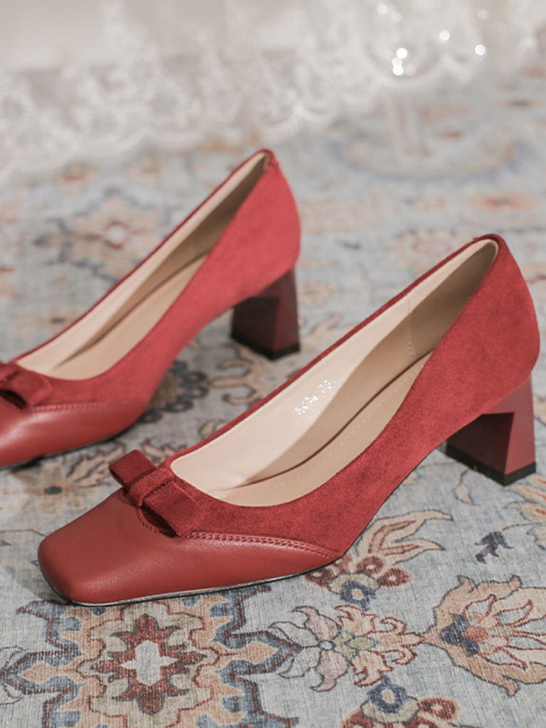 Burgunderrote Wildleder-Pumps mit Schleife und Blockabsatz
