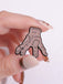 Halloween Accessoire Brosche mit Zombie-Hand