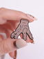 Halloween-Brosche mit genähter Zombie-Hand