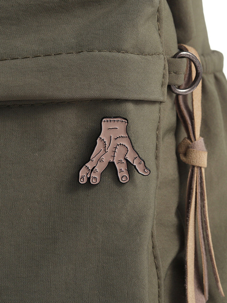 Halloween Accessoire Brosche mit Zombie-Hand