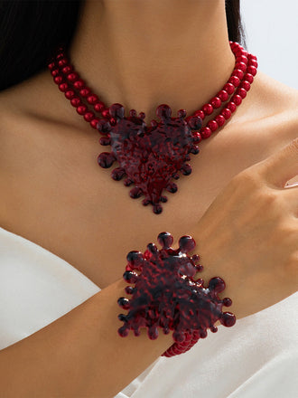Rotes Armband mit Herz und Perlen