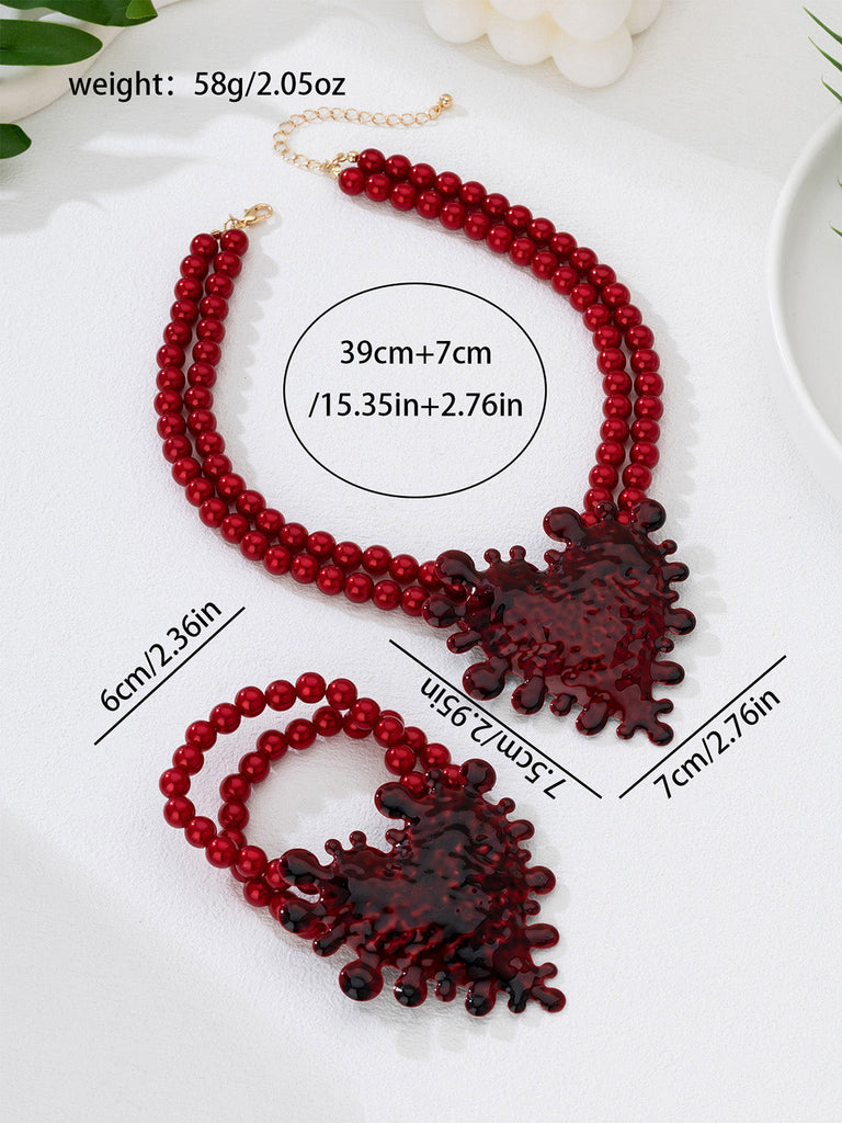 Rotes Armband mit Herz und Perlen