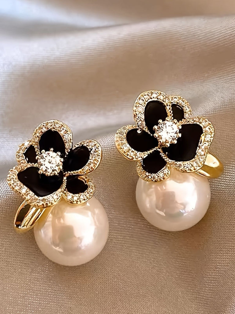 Goldene Ohrringe mit Blumen und Strass