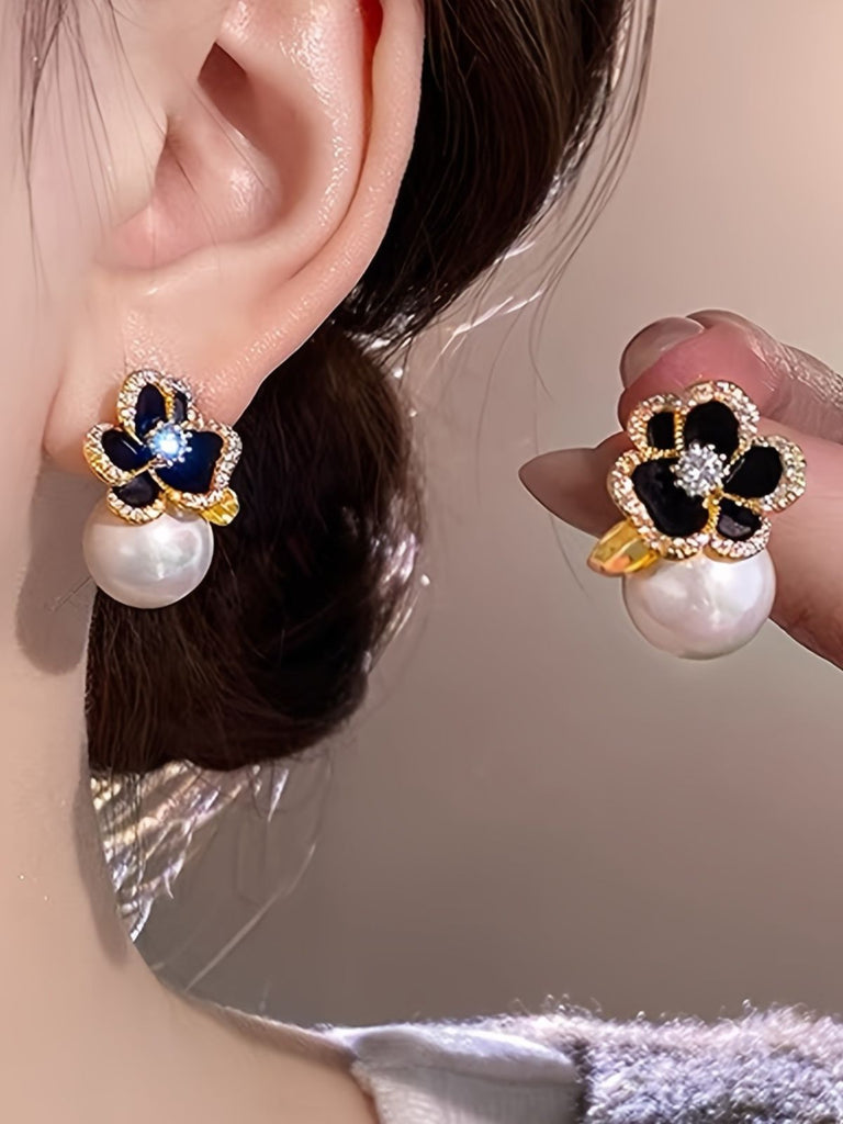 Goldene Ohrringe mit Blumen und Strass
