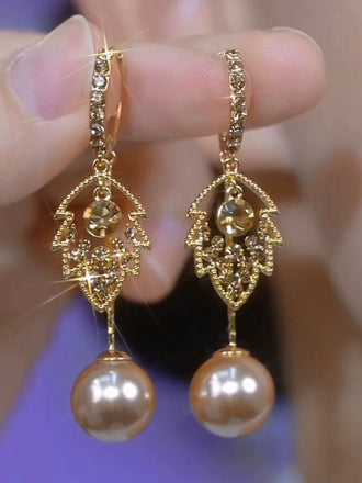 Goldene Ohrringe mit Blatt und Strass