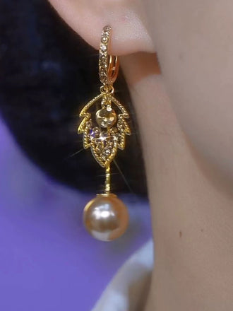Goldene Ohrringe mit Blatt und Strass