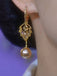 Goldene Ohrringe mit Blatt und Strass
