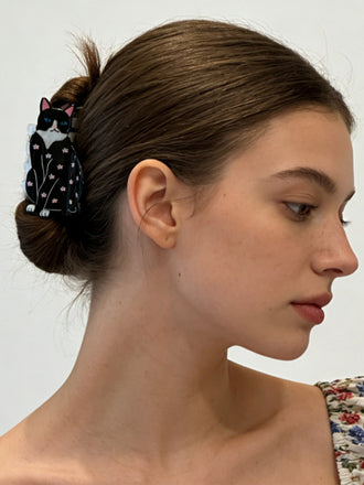 Schwarz-weiße katzenförmige Haarspange mit Blumenmuster