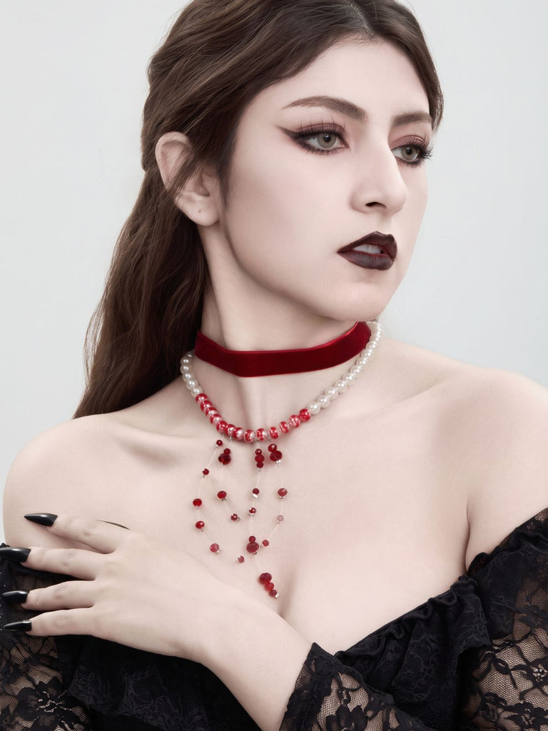 Rote Samt-Choker-Halskette mit Perlen und Blutstropfen-Motiv