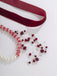 Rote Samt-Choker-Halskette mit Perlen und Blutstropfen-Motiv
