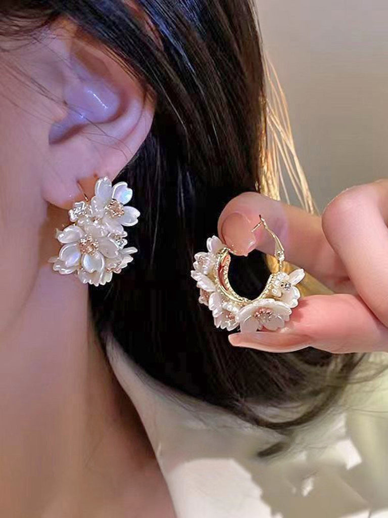 Weiß 3D-Blumen Perlenohrringe