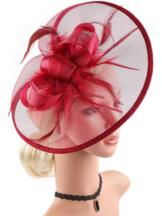 Weinroter Fascinator-Hut mit Federn und Schleier