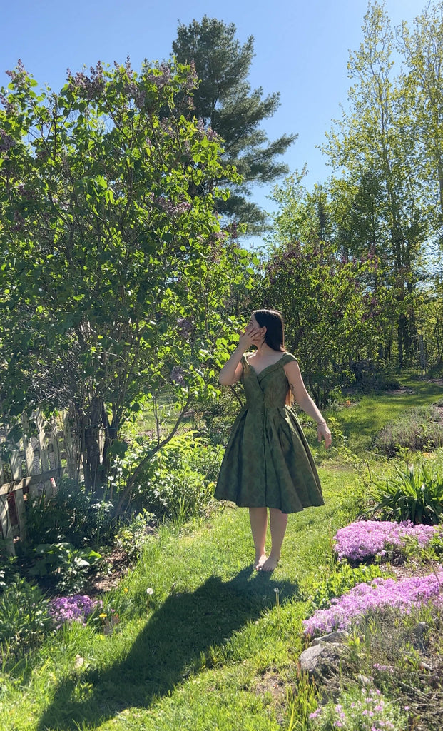 1950ER GRÜNES SCHULTERFREIES VINTAGE KLEID