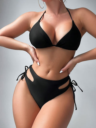 3-teiliges Set aus schwarzem, durchsichtigem Crop-Top und Bikini im Stil der 1940er Jahre mit tropischem Blumenmuster.