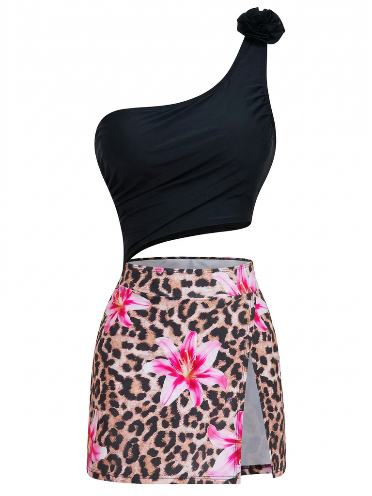 Schwarzes, einteiliges Badekleid im Stil der 1940er Jahre mit 3D-Blumenmuster, rosa Blüten und Leopardenprint auf weißem Hintergrund
