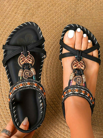 Flache Sandalen im Boho-Stil mit Perlenstickerei in Schmetterlings- und Herzform sowie Strassverzierungen – perfekt für gemütliche Sommerspaziergänge oder elegante Strandoutfits.