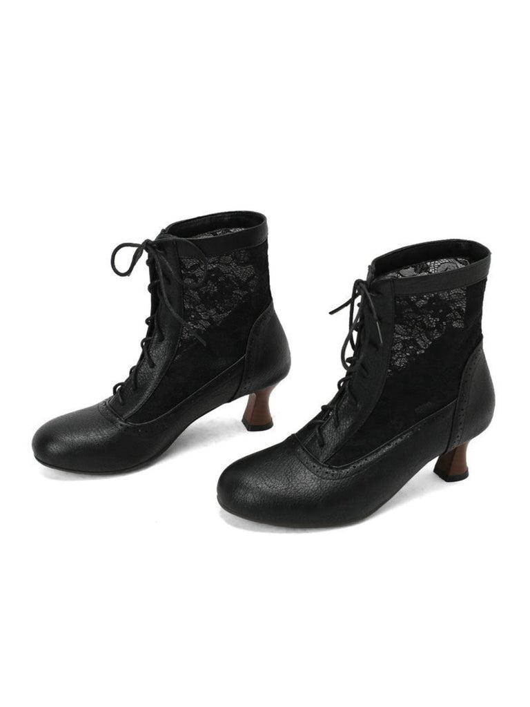 Ein Paar schwarze Schnürstiefel mit weißem Hintergrund