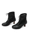 Ein Paar schwarze Schnürstiefel mit weißem Hintergrund