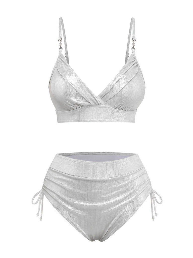 Das hochtaillierte Metallic-Bikini-Set in schimmerndem Silber, Vorderansicht.