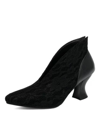 Pumps mit Spitze und Kittenabsatz