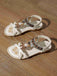 Flache Sandalen im Boho-Stil mit Perlenstickerei in Schmetterlings- und Herzform sowie Strassverzierungen – perfekt für gemütliche Sommerspaziergänge oder elegante Strandoutfits.