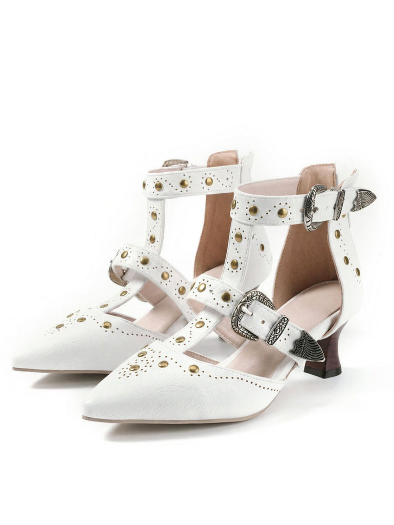 Weiße High Heels mit goldenen Verzierungen und Schnallen auf weißem Hintergrund