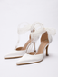 Weiße Vintage Pumps mit Satinband und spitzer Zehenpartie