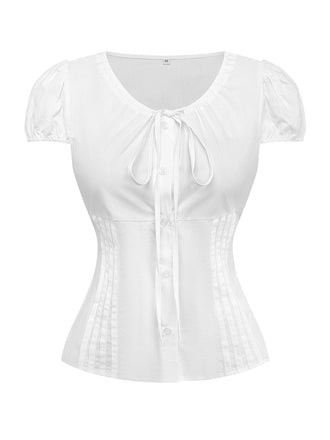 Vorderansicht der kurzärmeligen, weißen Vintage-Bluse mit Knopfleiste, vertikalen Falten und einer schmeichelhaften, taillierten Silhouette.