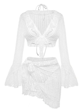 Das dreiteilige Bikini-Set aus Spitze in strahlendem Weiß ist perfekt für einen Boho-Strandlook.