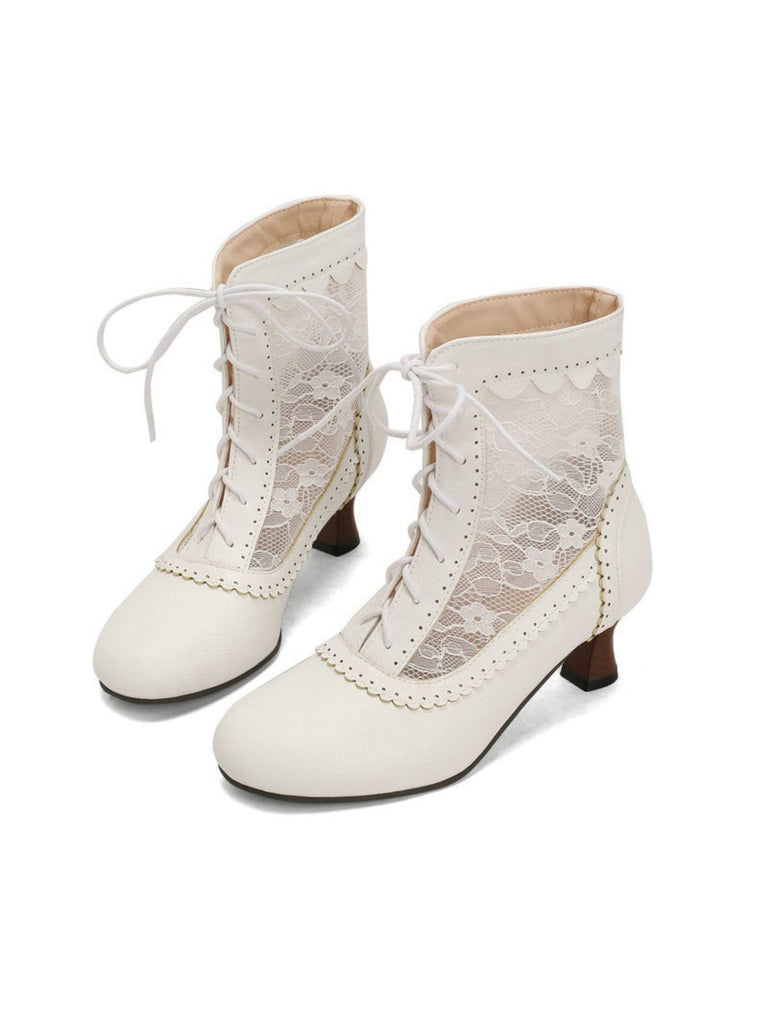 Weiße Schnürstiefel auf weißem Hintergrund