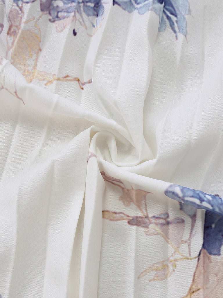 Nahaufnahme eines Stoffes mit floralen Mustern in sanften Farben auf weißem Hintergrund