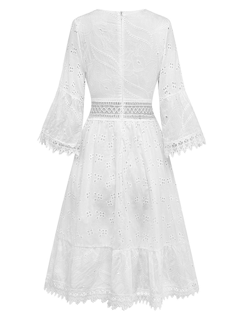 Weißes Spitzenkleid auf weißem Hintergrund