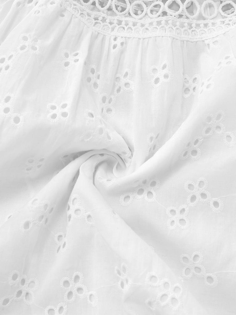 Nahaufnahme von weißem Stoff mit Spitzendetails