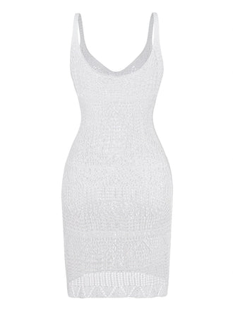 Weißes, strukturiertes Kleid auf weißem Hintergrund