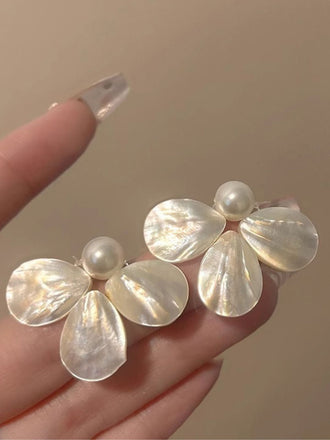 Weiße Ohrringe mit Blumen, Perlen und Nieten