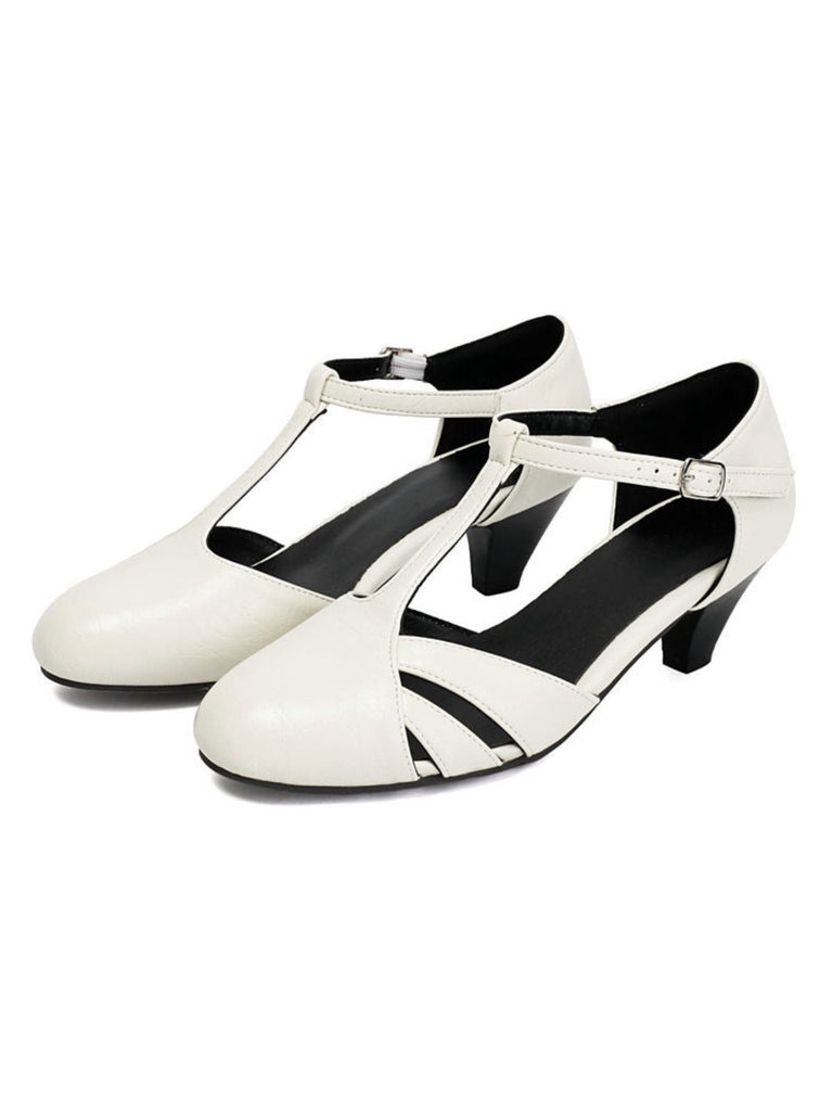 Weiße Schuhe mit schwarzen Akzenten auf weißem Hintergrund