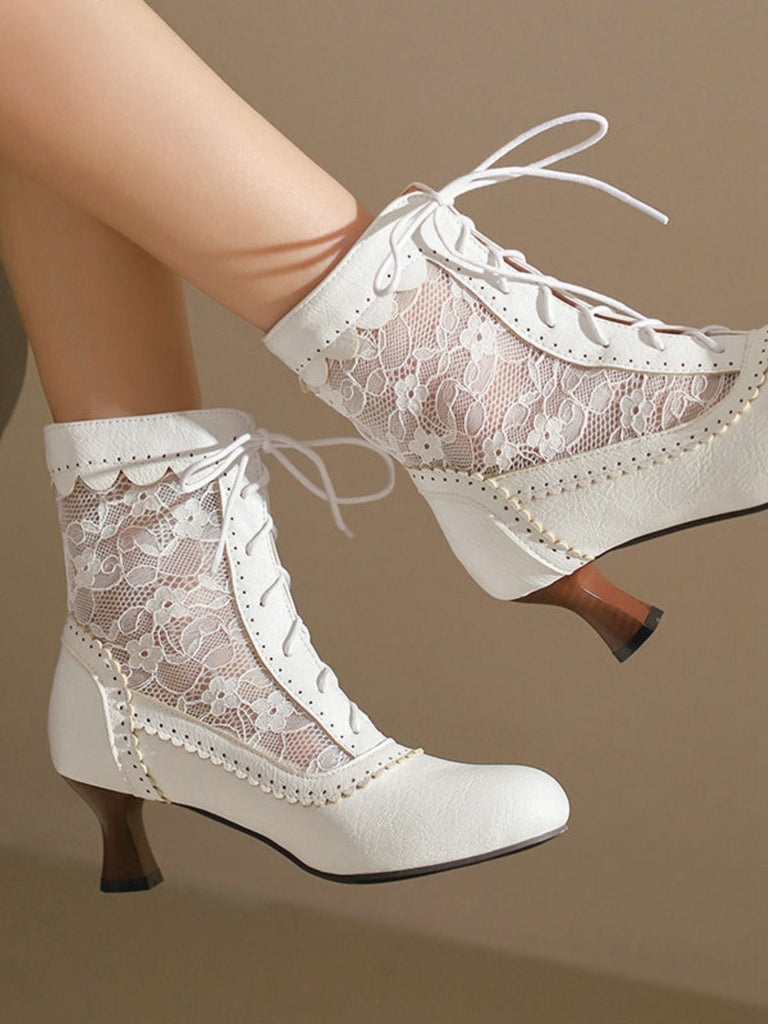 Weiße Schnürschuhe mit braunem Hintergrund