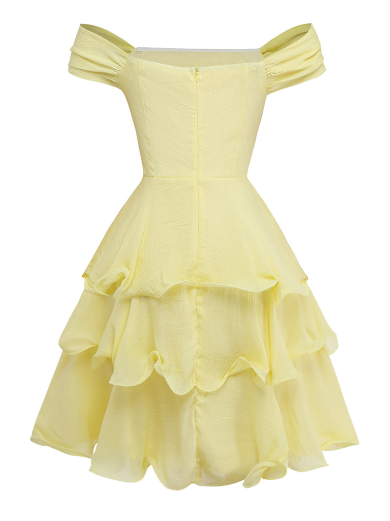 Gelbes schulterfreies Kleid mit Rüschenlagen auf weißem Hintergrund