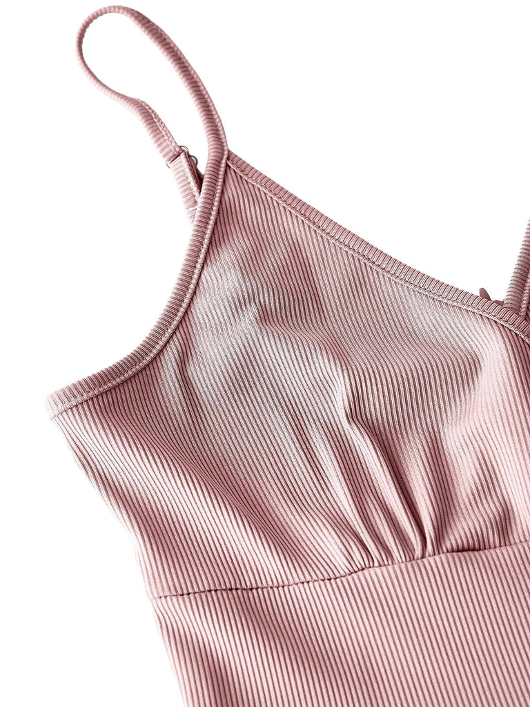 Detailaufnahme der verstellbaren Spaghettiträger und des gerafften Ausschnitts des Cami-Jumpsuits.