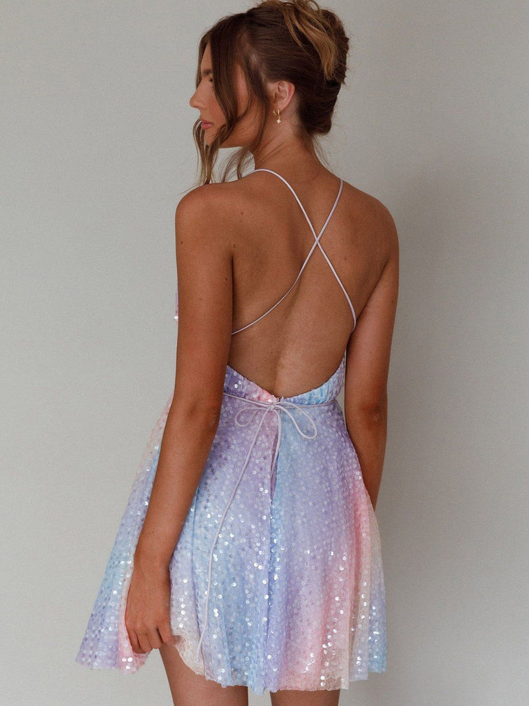 Rückansicht eines Models im Regenbogen-Paillettenkleid, die den eleganten rückenfreien Look und die zarten Trägerdetails hervorhebt.