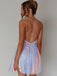 Rückansicht eines Models im Regenbogen-Paillettenkleid, die den eleganten rückenfreien Look und die zarten Trägerdetails hervorhebt.