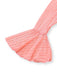 Nahaufnahme des ausgestellten Glockenärmels an dem zarten rosa Strandkleid aus Spitze.