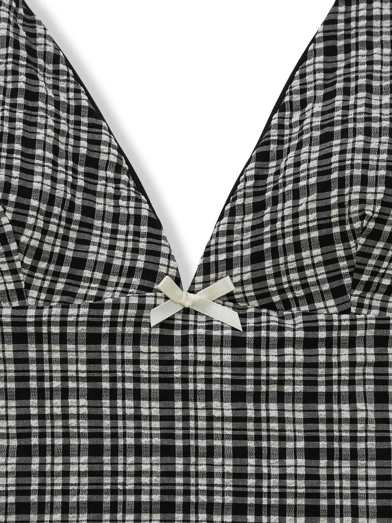 schwarzes Tankini-Set im Stil der 1960er Jahre mit Karomuster, tiefem V-Ausschnitt und Neckholder-Ausschnitt (Nahaufnahme)