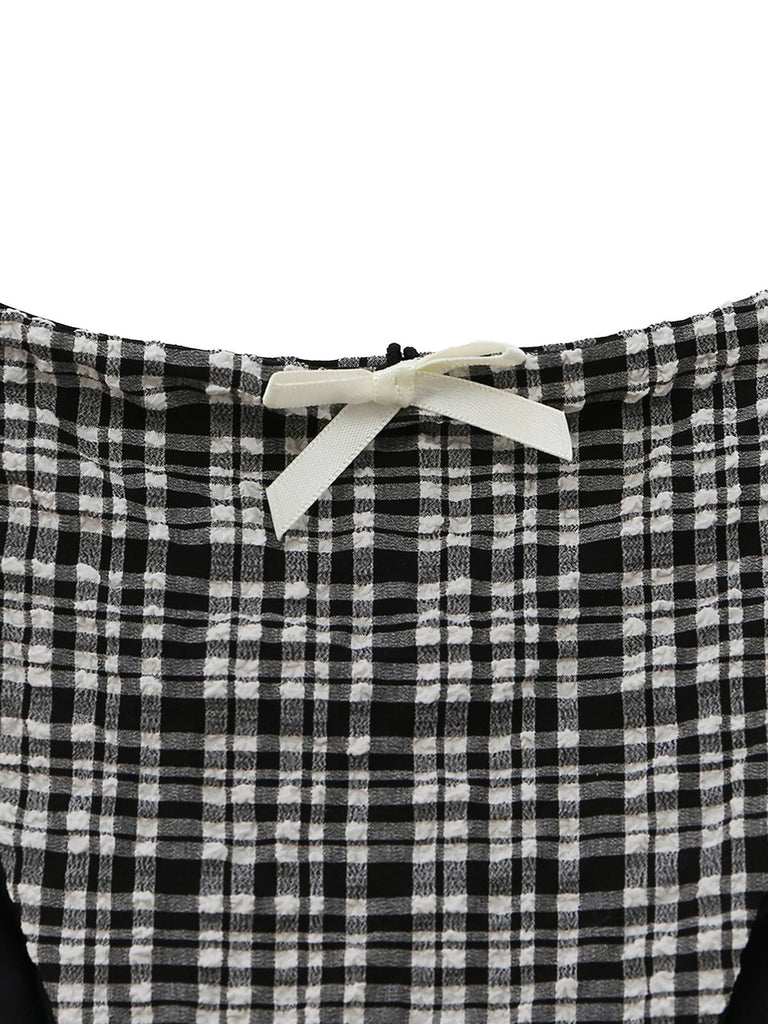 Schwarzer Tankini im Stil der 1960er Jahre mit Karomuster, tiefem V-Ausschnitt und Neckholder-Oberteil, Nahaufnahme der Taille