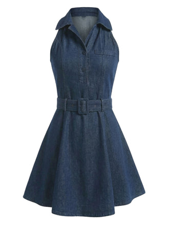 Vintage-Minikleid aus blauem Denim mit Neckholder-Ausschnitt und ärmellosem Design im Mod-Stil der 1960er Jahre, perfekt für legere Anlässe und Retro-Events