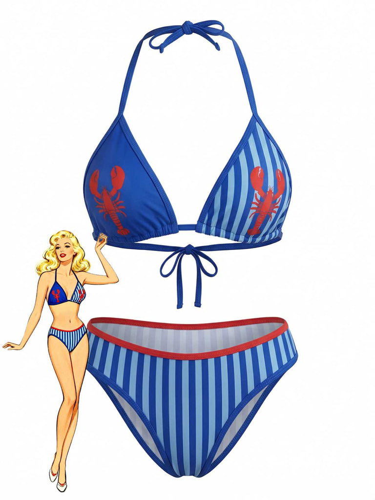 Ein zweiteiliges Bikini-Set mit blau-hellblauem, vertikal gestreiftem Muster und roten Hummermotiven, bestehend aus einem dreieckigen Neckholder-Oberteil und passendem Höschen.