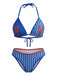 Studioansicht von vorne auf das blau gestreifte Bikini-Set, bei dem die roten Hummer-Grafiken auf dem Oberteil und der rot abgesetzte Bund besonders zur Geltung kommen.