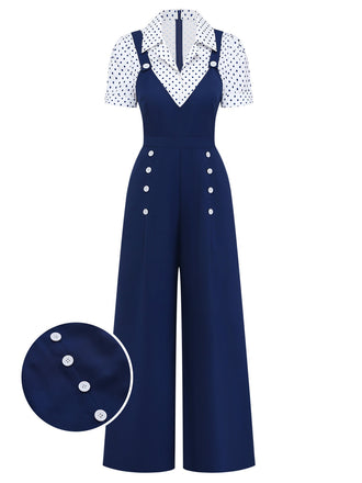 Marineblauer Jumpsuit mit weißen Knöpfen und eine weiße Bluse mit schwarzen Punkten auf weißem Grund.